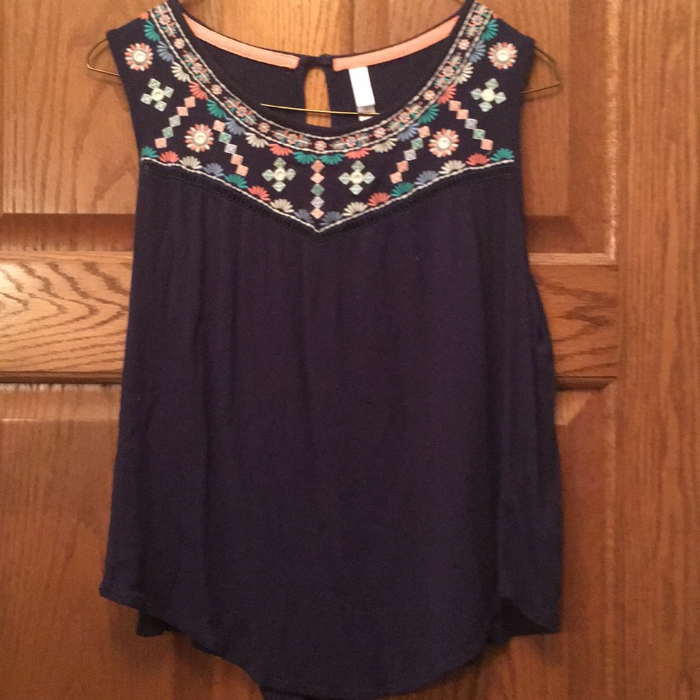 Women’s sleeveless tank top.